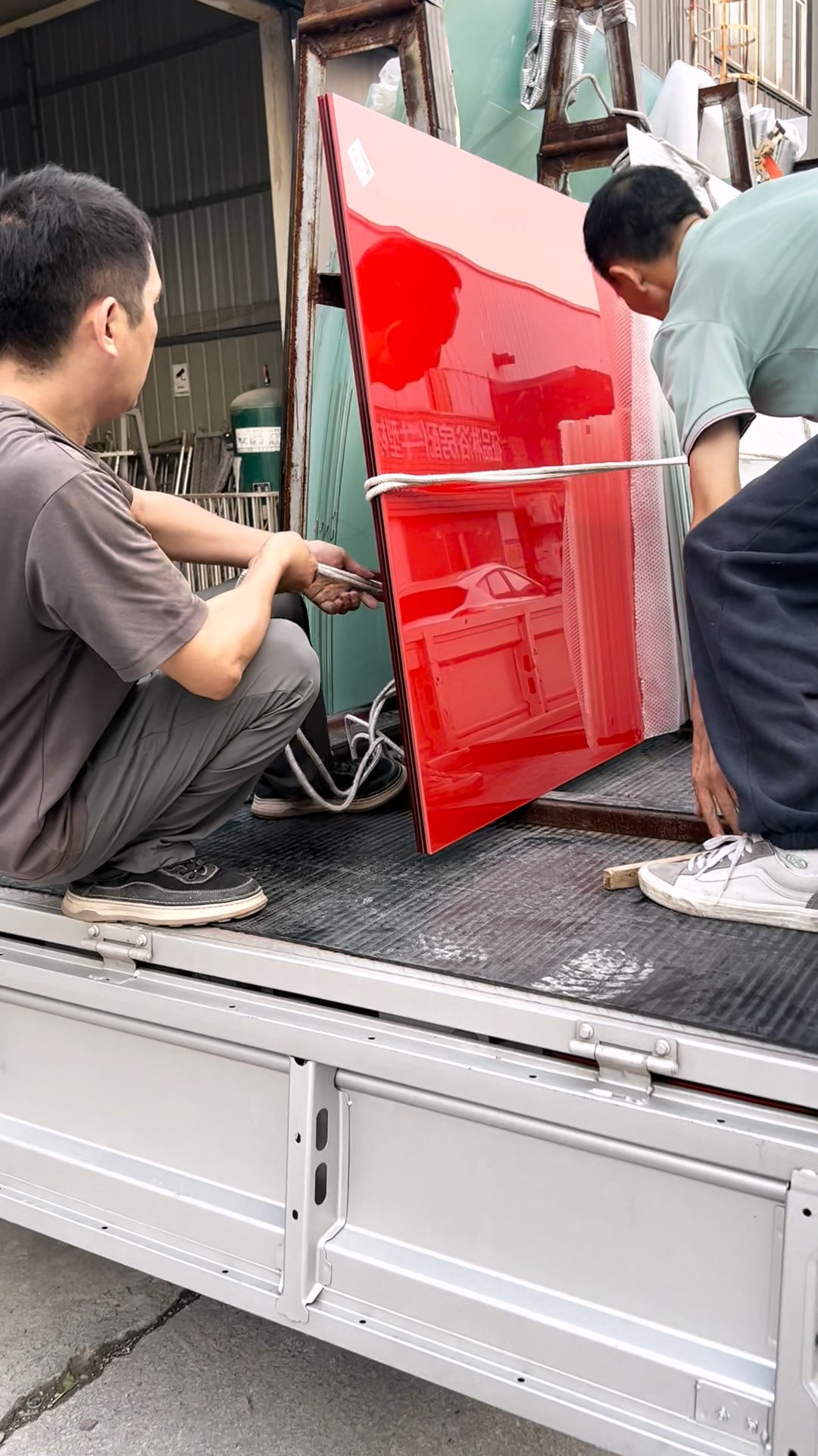 老板亲自操刀，确保每一块玻璃都稳稳当当的。