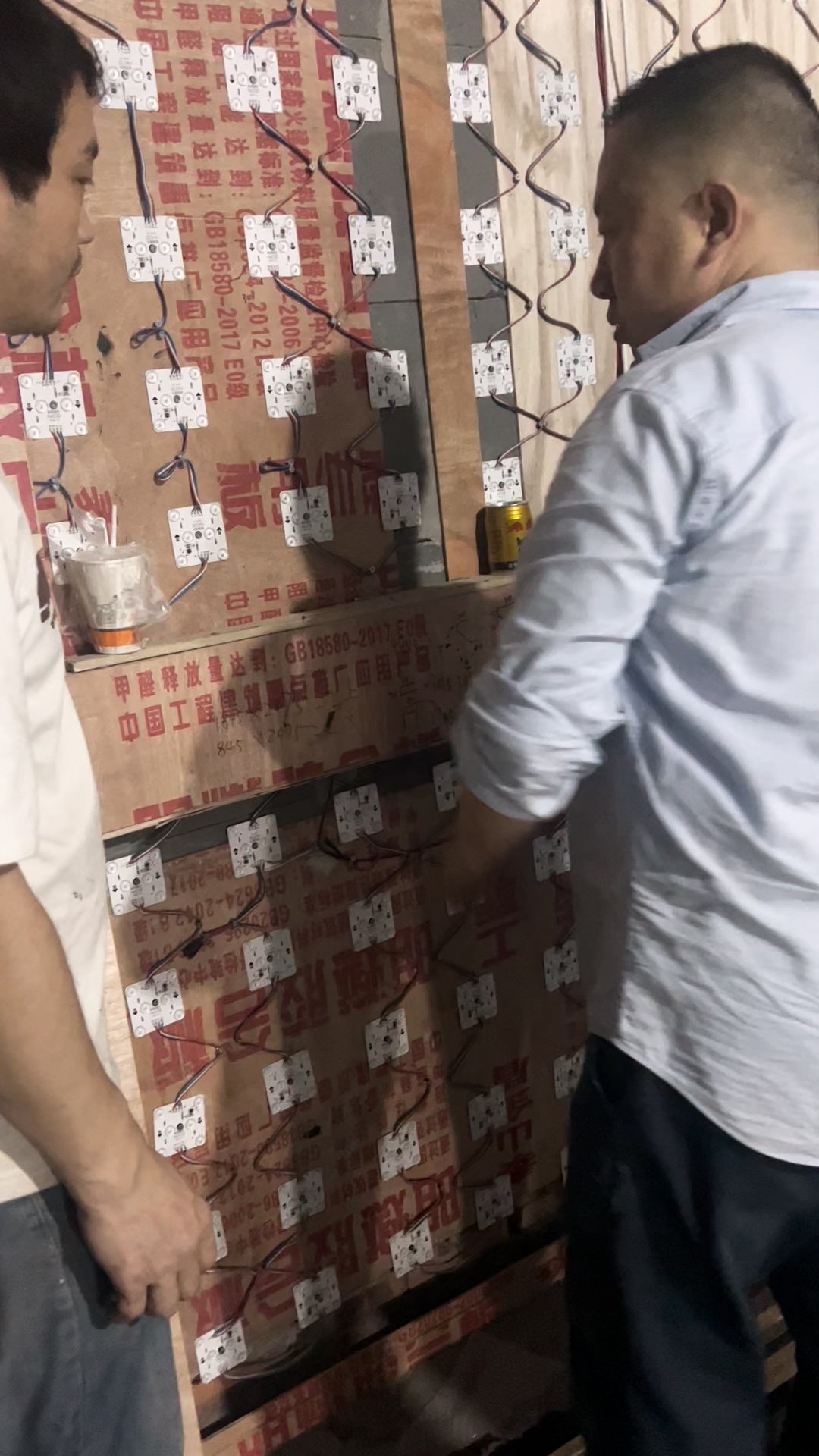我们先到装修现场，和负责人沟通了一些细节