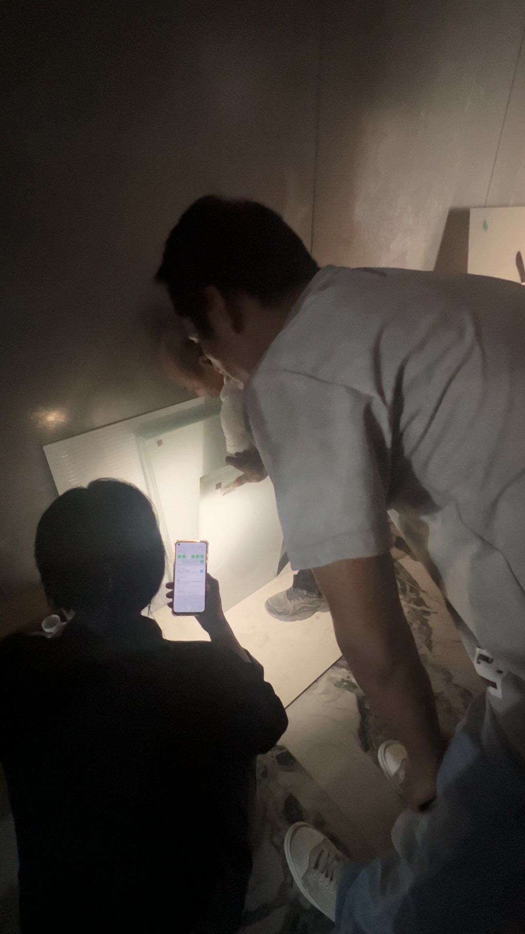 我们先到装修现场，和负责人沟通了一些细节