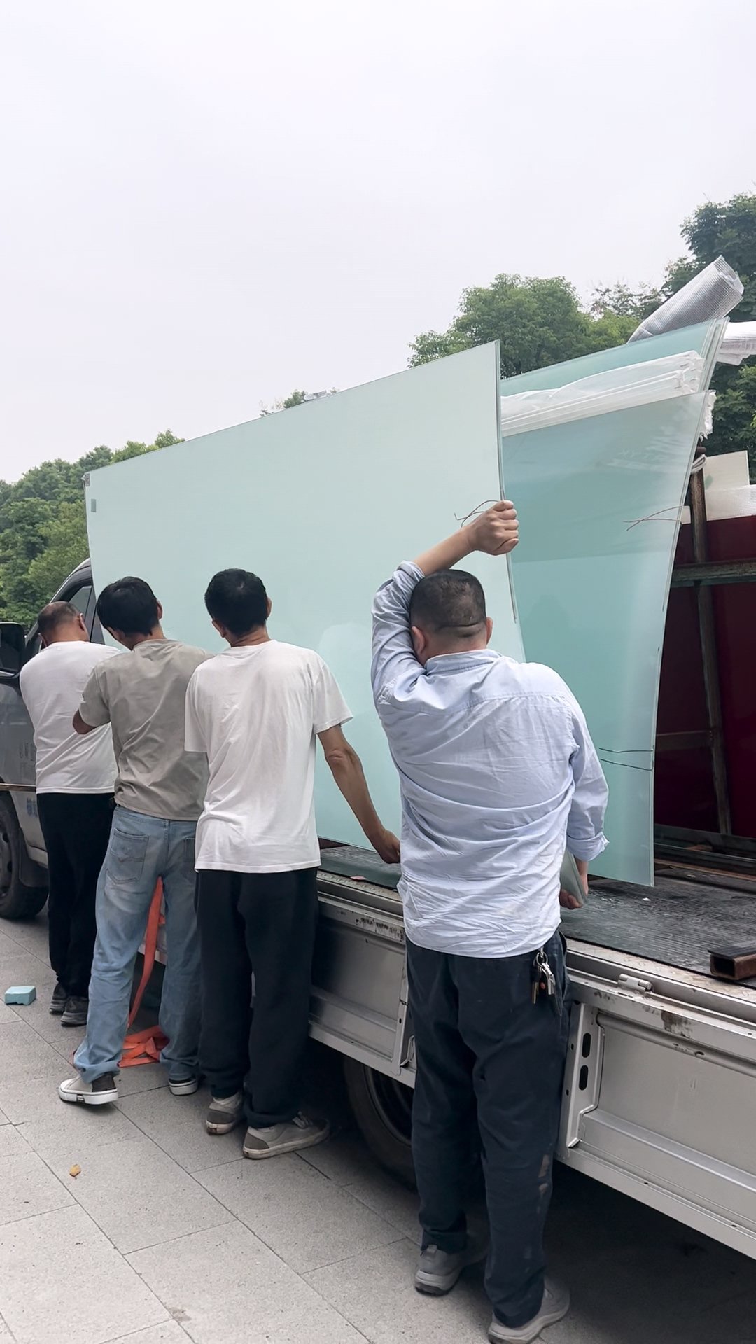 弯钢雾化玻璃和背漆玻璃因为尺寸太大太长，所以只能走楼梯。