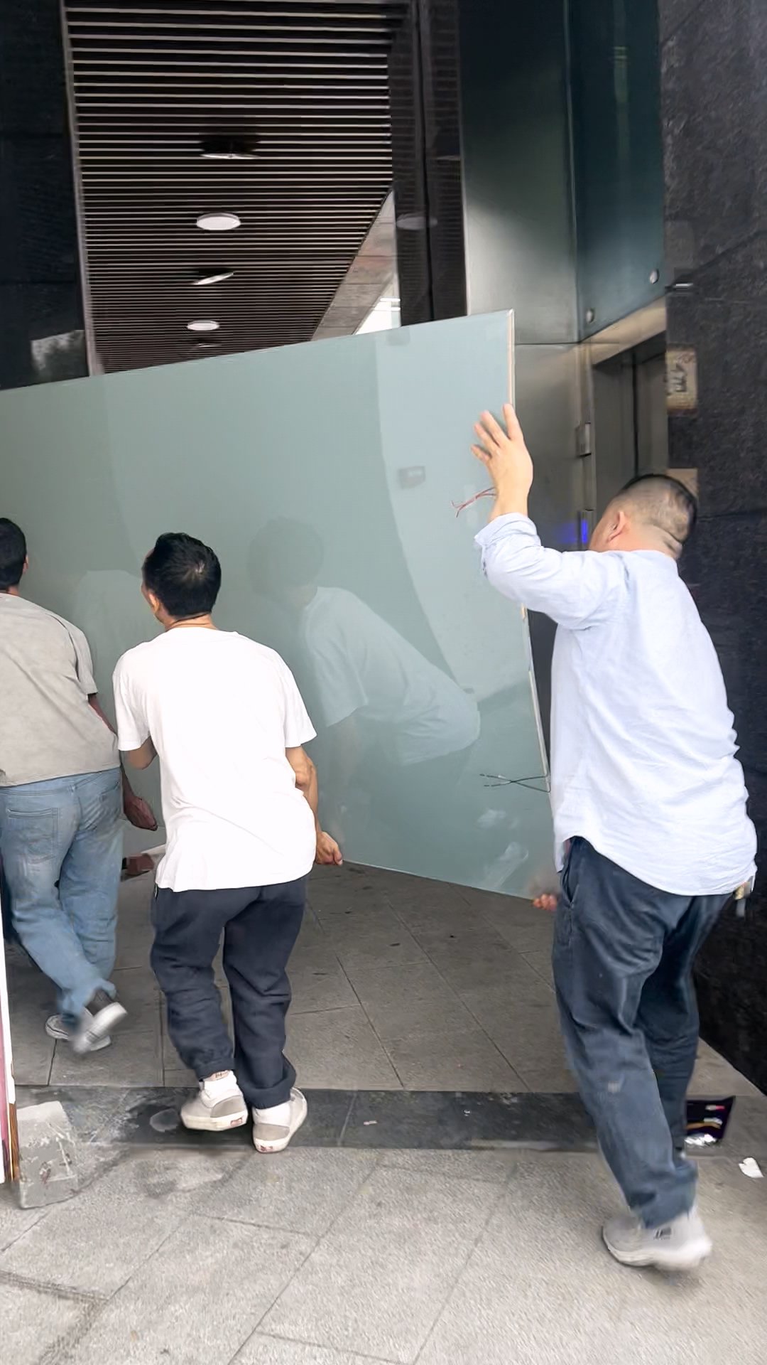弯钢雾化玻璃和背漆玻璃因为尺寸太大太长，所以只能走楼梯。