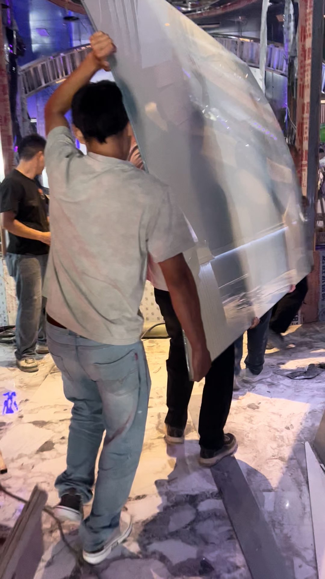 我们还是先安装弯钢雾化玻璃