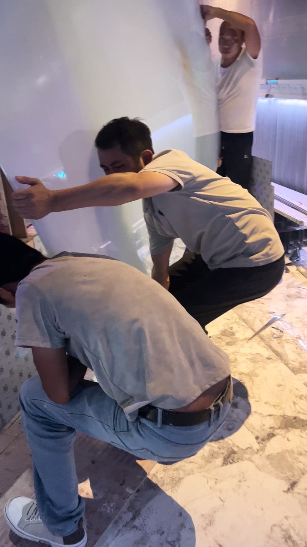 我们还是先安装弯钢雾化玻璃
