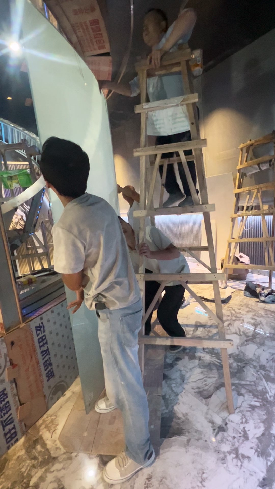 我们还是先安装弯钢雾化玻璃