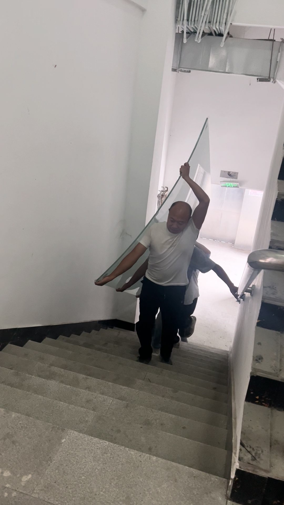 弯钢雾化玻璃和背漆玻璃因为尺寸太大太长，所以只能走楼梯。