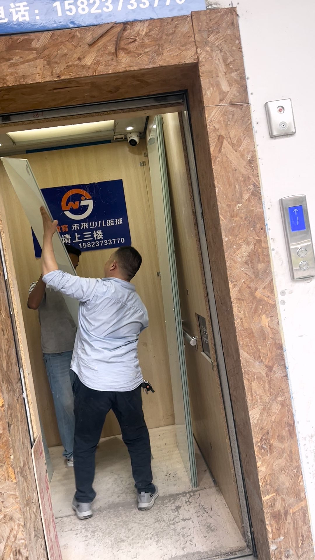夹丝玻璃和长虹玻璃就可以借助货梯了