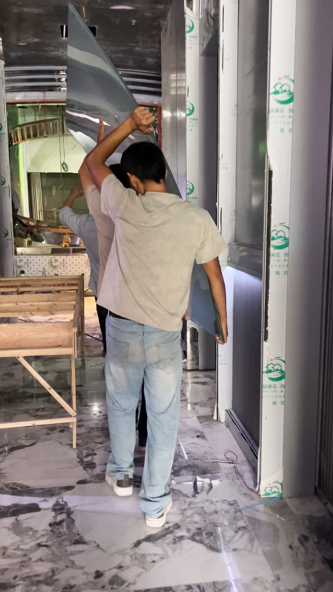 我们还是先安装弯钢雾化玻璃