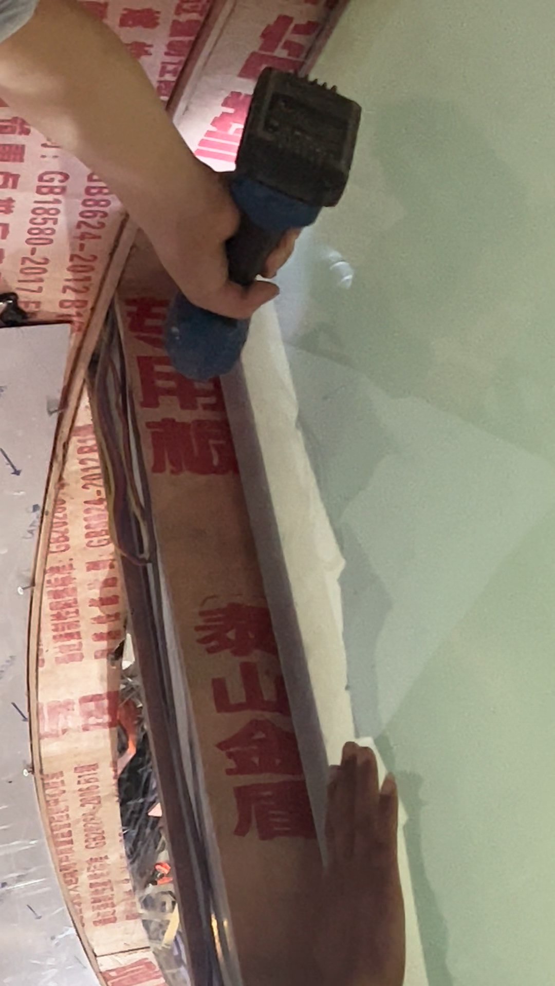 我们还是先安装弯钢雾化玻璃