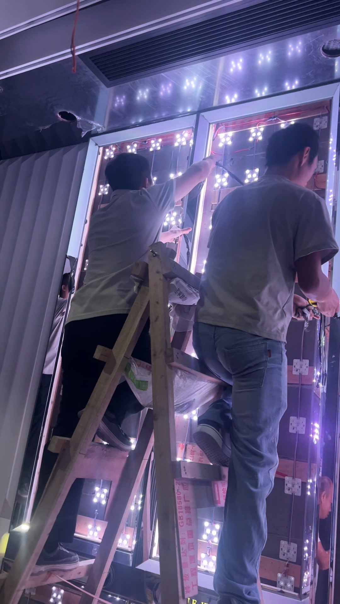 因为基框上有一层保护膜，所以我们还得费些时间把它们清除掉，以确保玻璃安装时没有任何异物干扰。