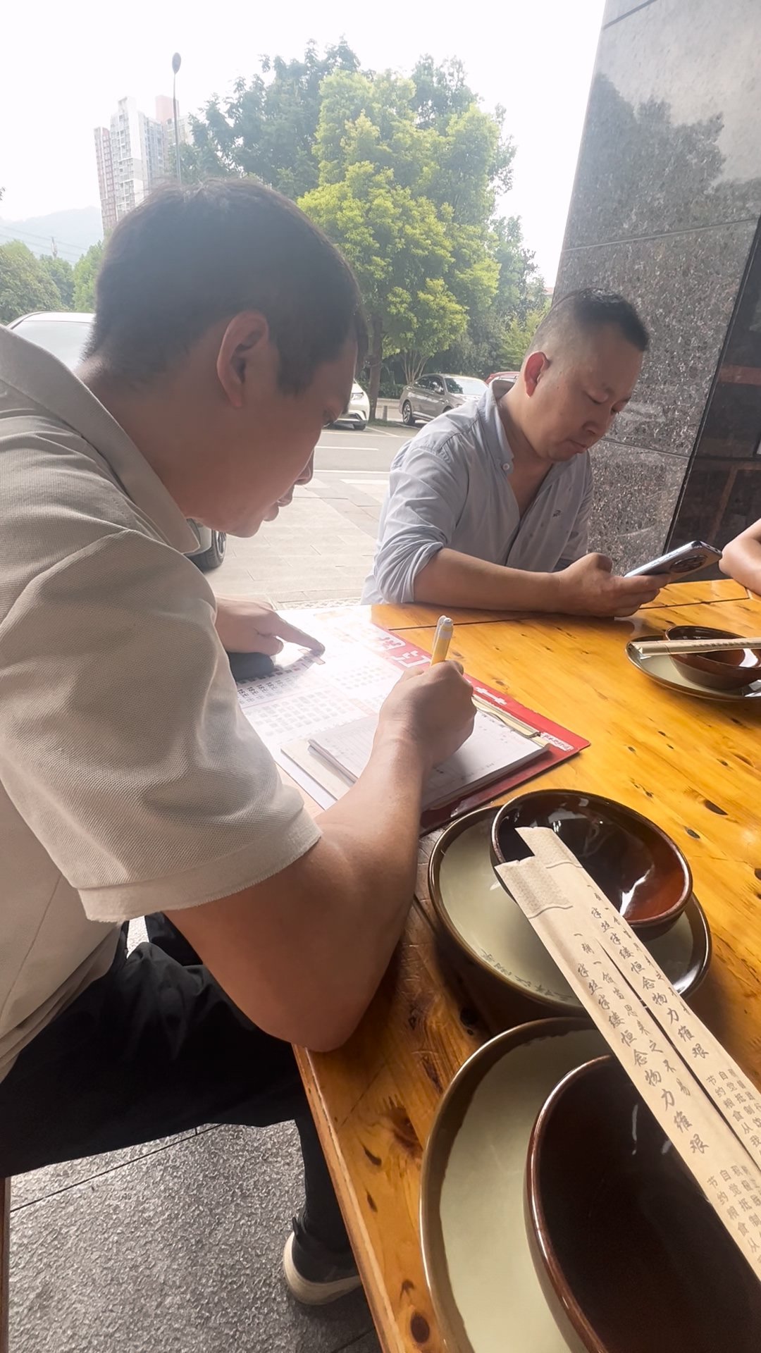 毕竟是当老板的，连点菜都那么认真。