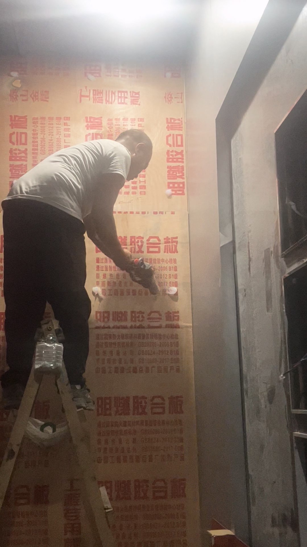夹丝玻璃安装完后，开始安装背漆玻璃