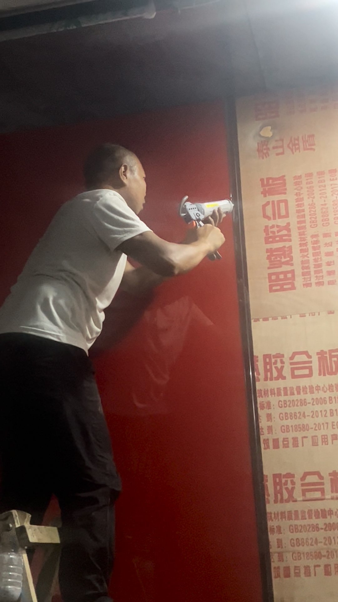 夹丝玻璃安装完后，开始安装背漆玻璃