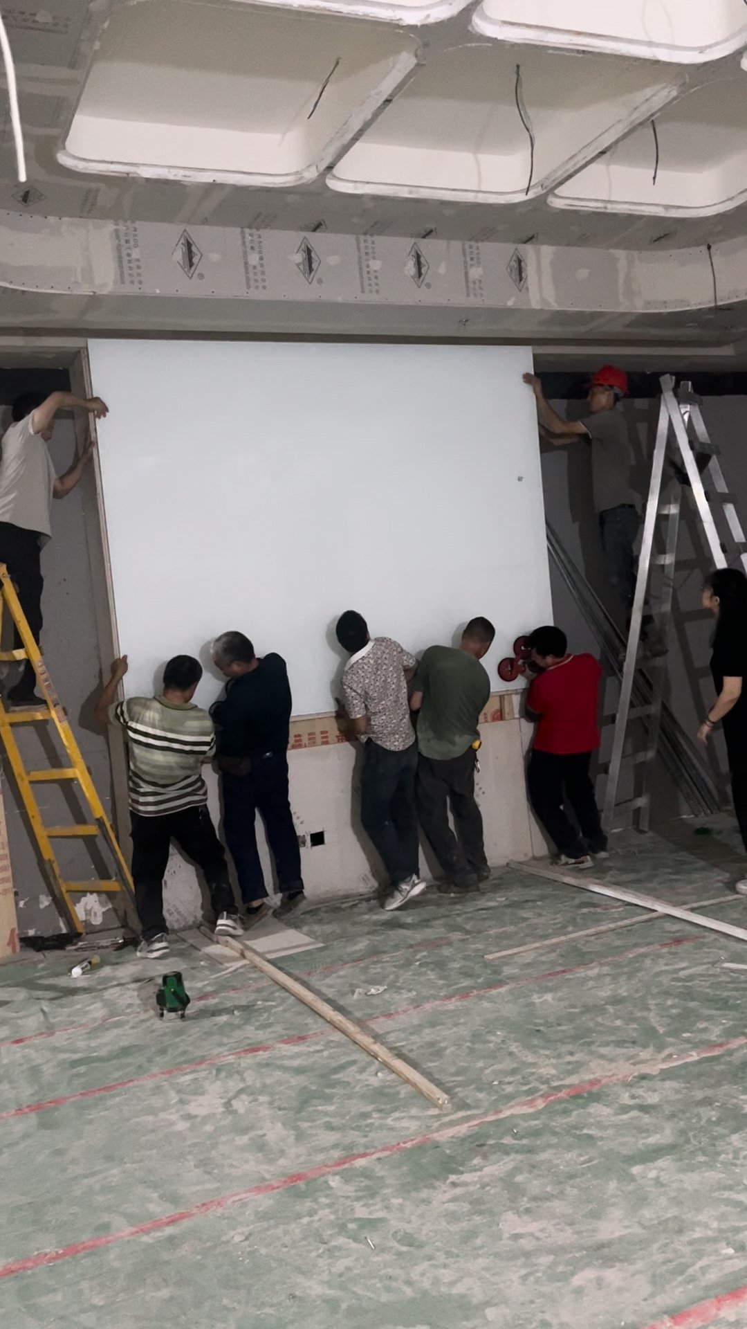 这次不但老板也爬上梯子帮忙，还从银行工地叫了两个工人来一起帮忙，才把玻璃顺利贴好。