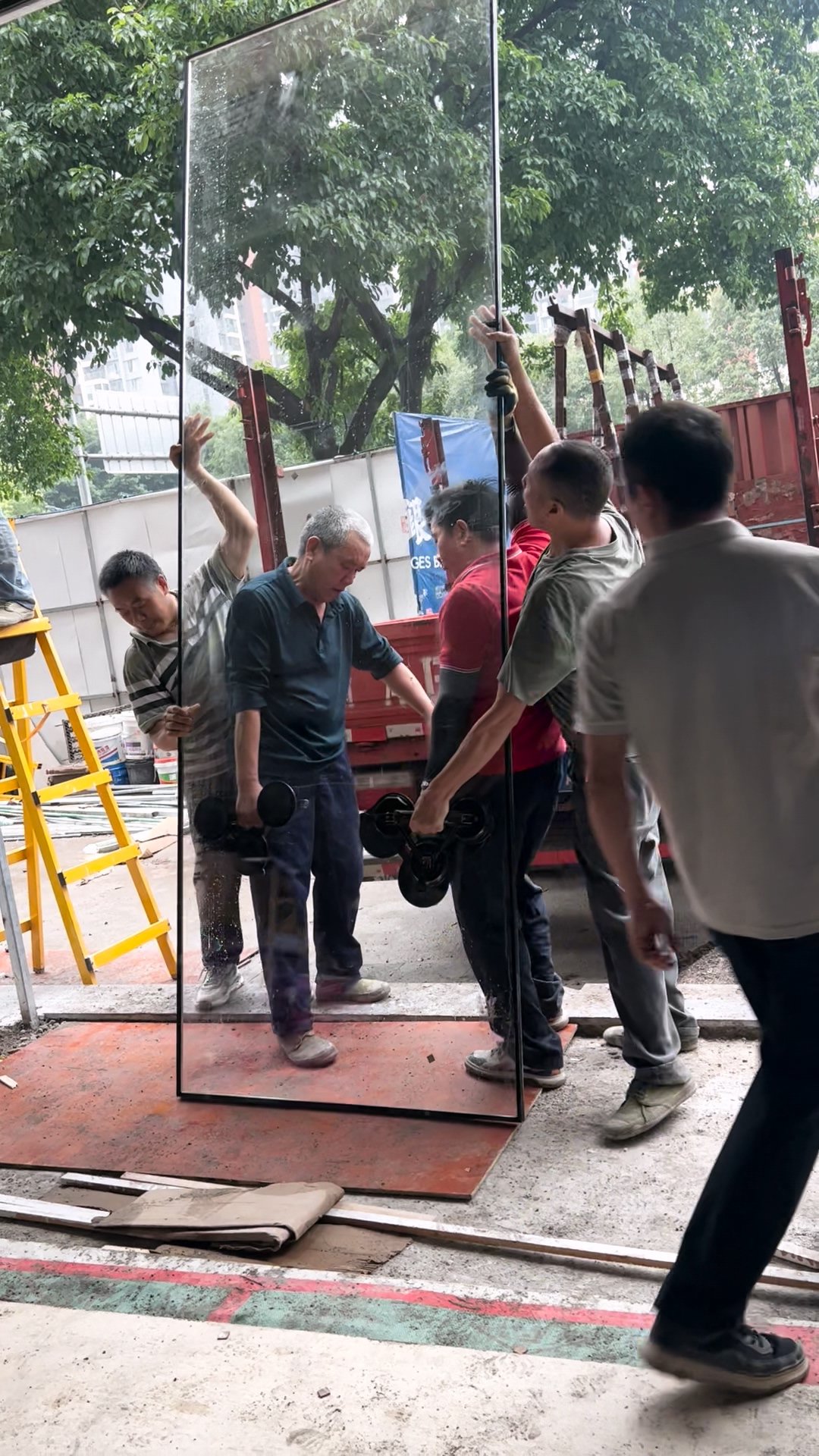 首先安装的是中空玻璃，这种玻璃具有明显的隔热降噪功能。