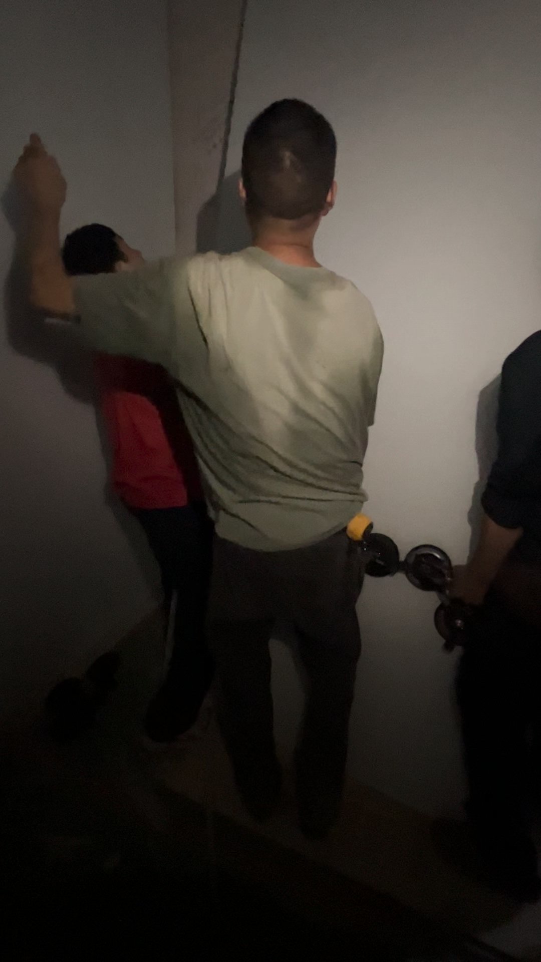 还有一间房的背漆玻璃要安装