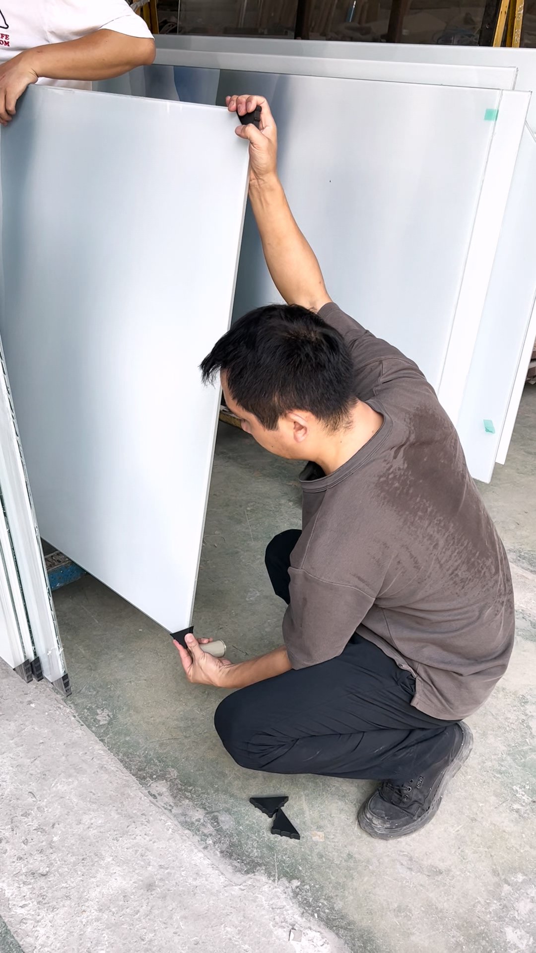 丰都高铁站艺术玻璃项目持续推进，昱易弘昕顺利完成配送