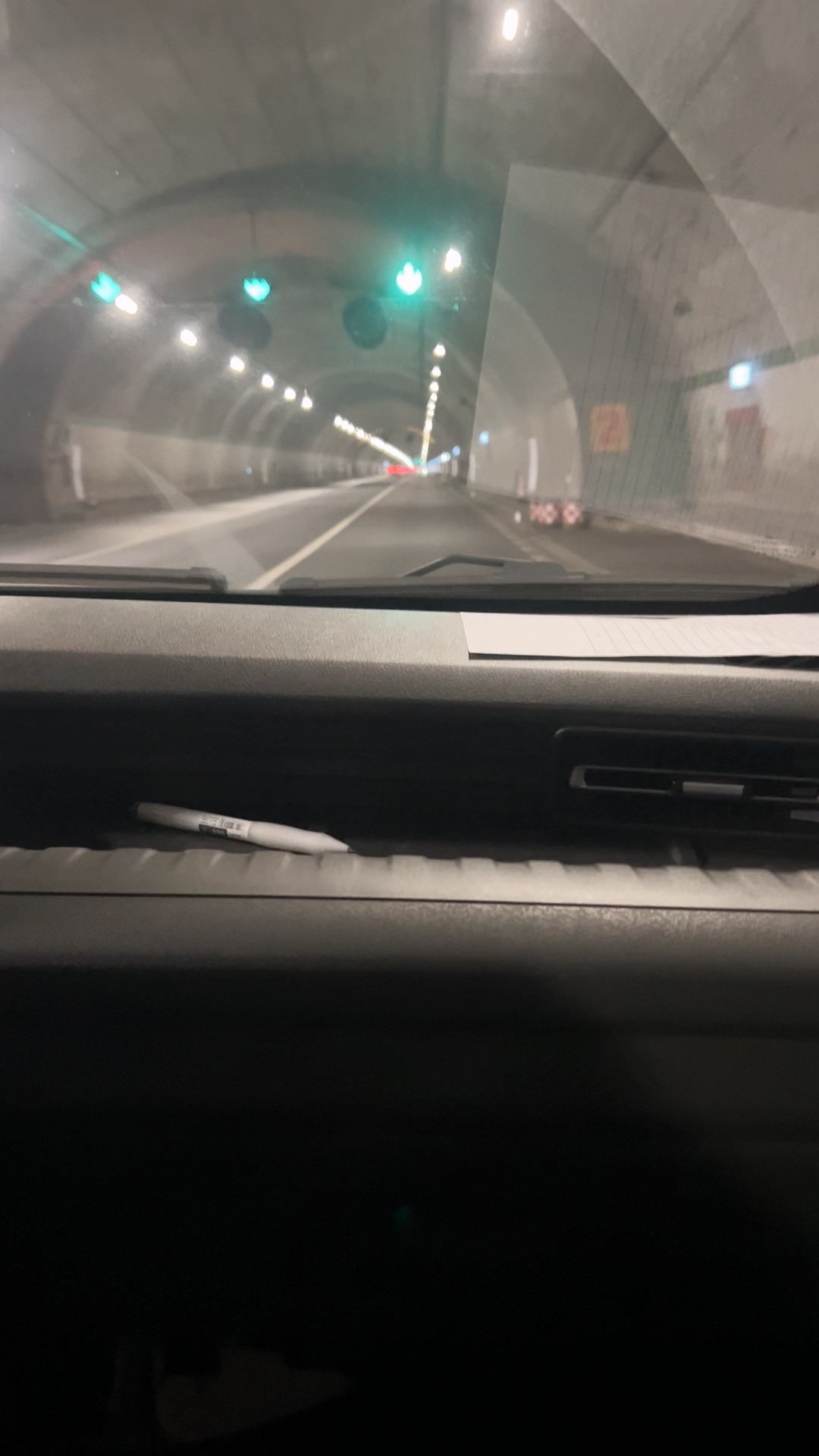 一路隧道不计其数，穿山洞，过大桥，遍历山城美景。