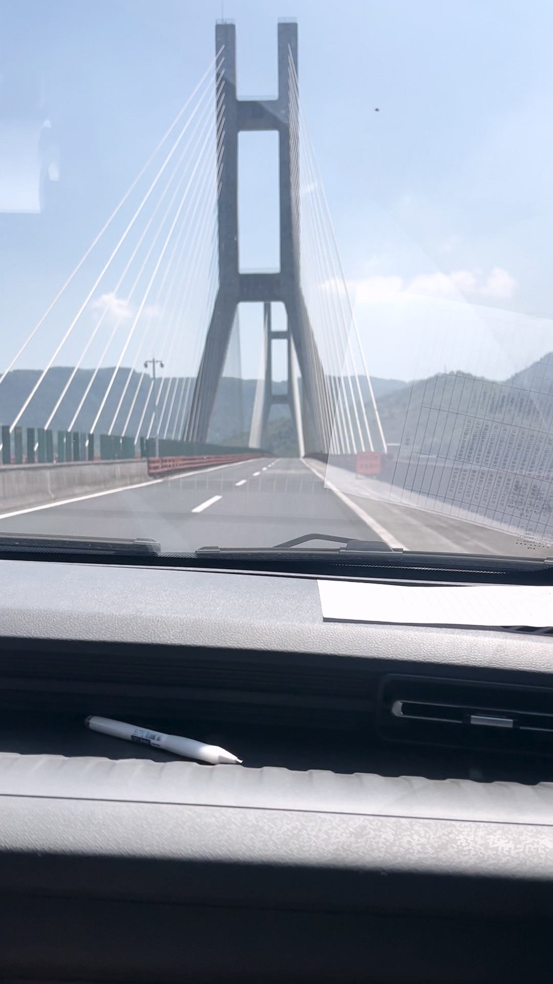 一路隧道不计其数，穿山洞，过大桥，遍历山城美景。