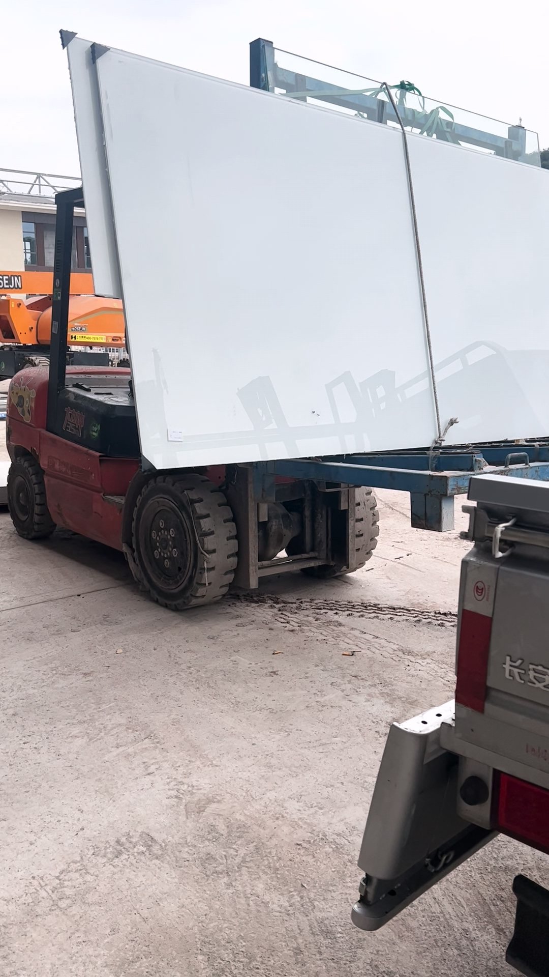 这次负责人直接开来了叉车,再重的玻璃都得乖乖听话