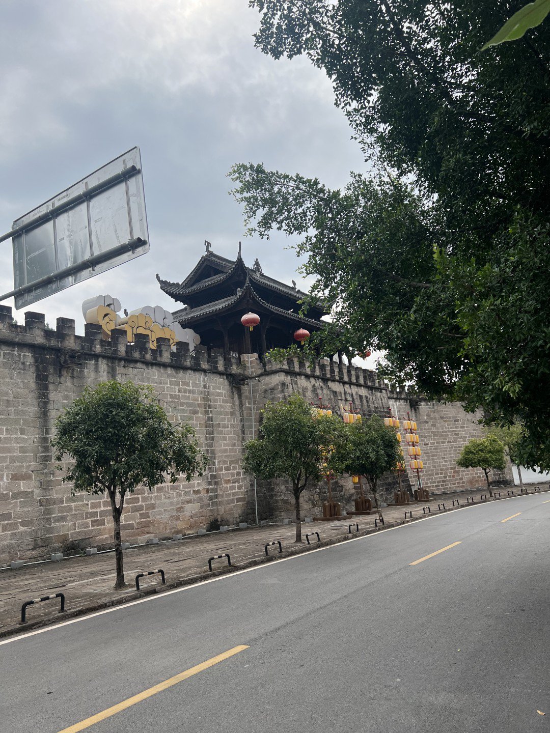 趁着充电的时间,我们走马观花地游览一下丰都小官山古民居旅游景区