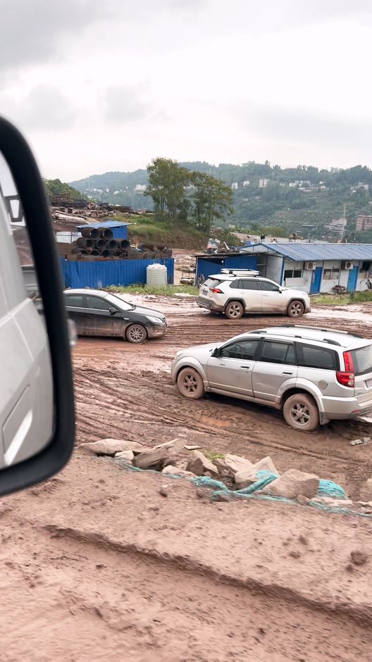 由于配送期间持续下雨,工地道路泥泞湿滑,车辆行驶难度明显增加。