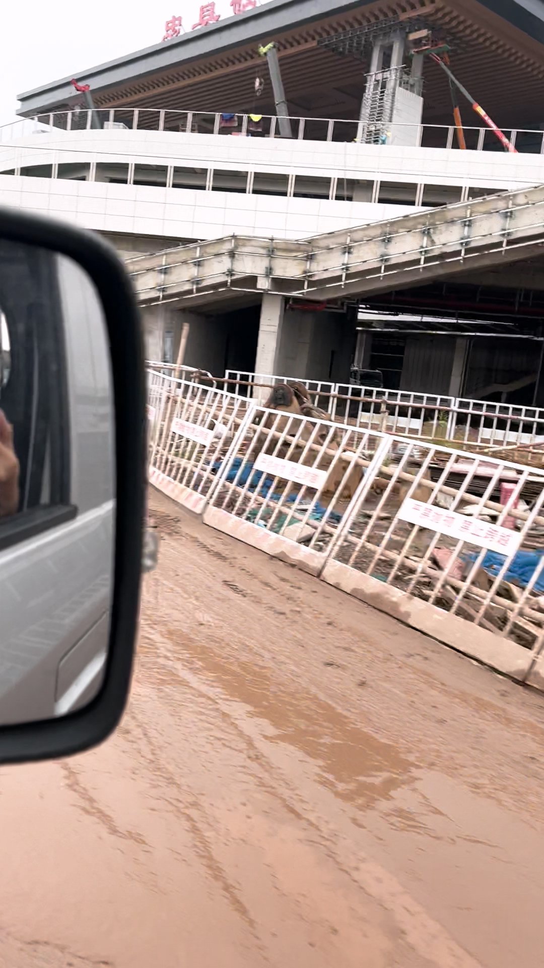 由于配送期间持续下雨,工地道路泥泞湿滑,车辆行驶难度明显增加。