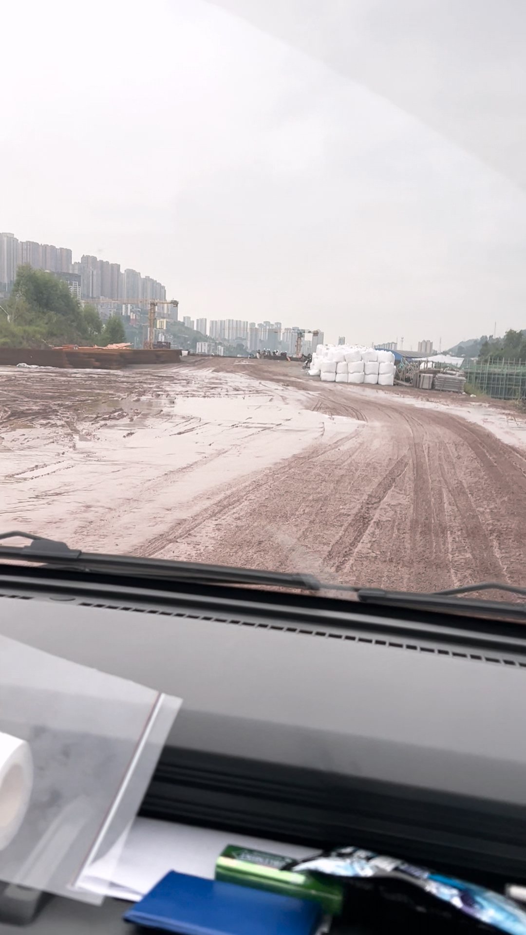 由于配送期间持续下雨,工地道路泥泞湿滑,车辆行驶难度明显增加。