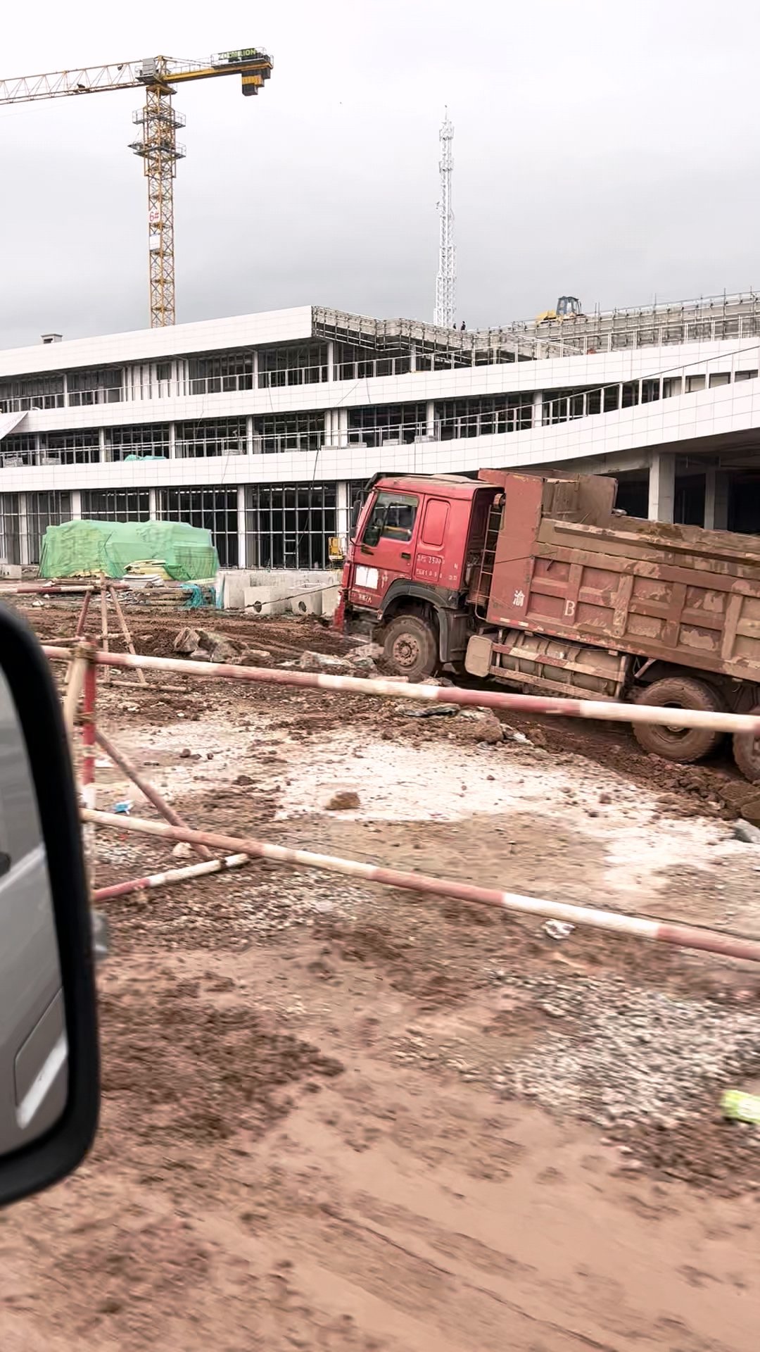 由于配送期间持续下雨,工地道路泥泞湿滑,车辆行驶难度明显增加。