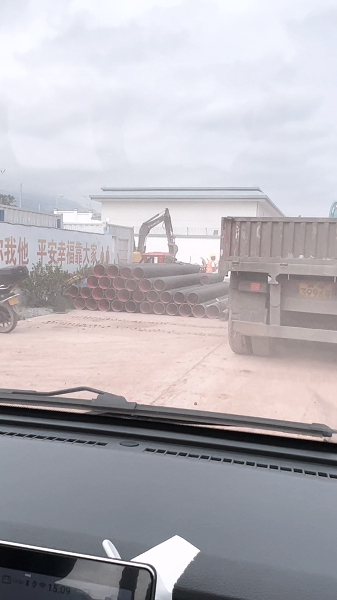由于配送期间持续下雨,工地道路泥泞湿滑,车辆行驶难度明显增加。