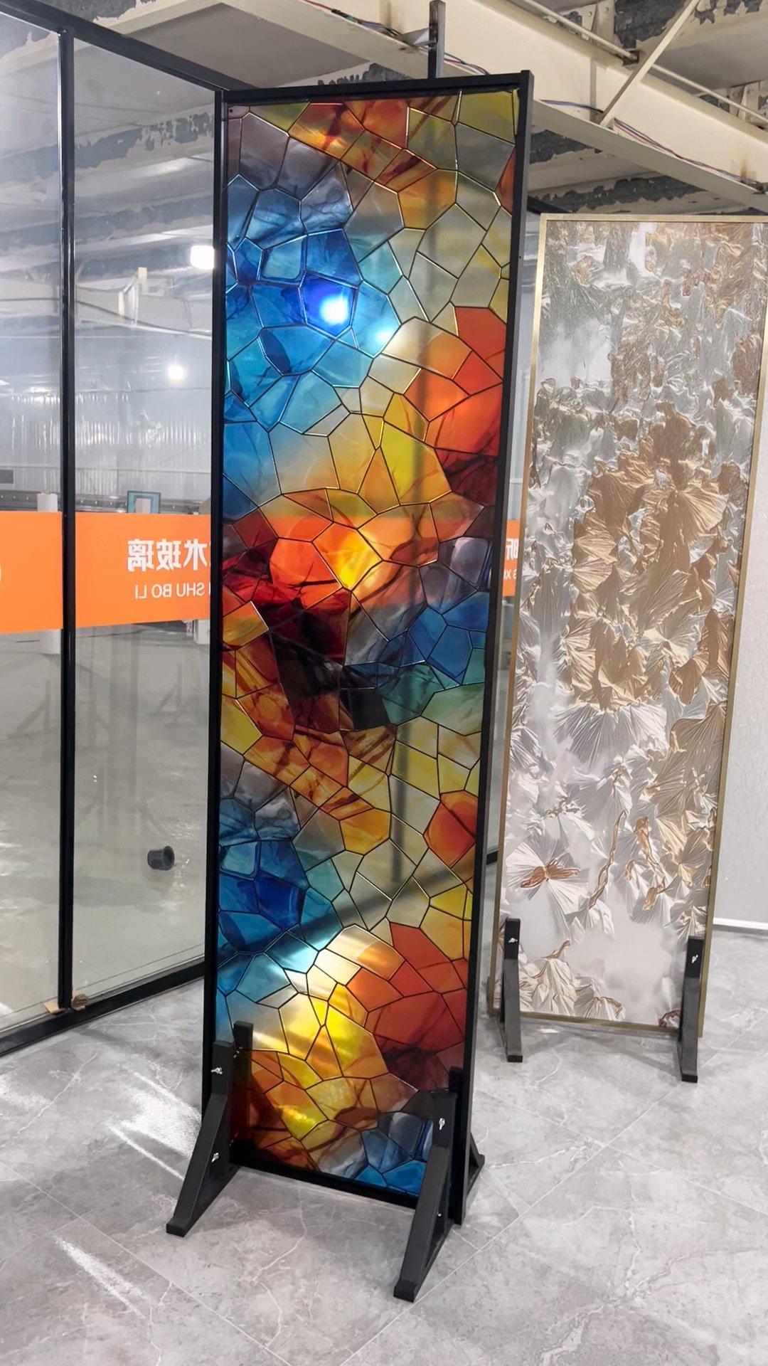 珐琅彩艺术玻璃生产厂家应该怎么选择?