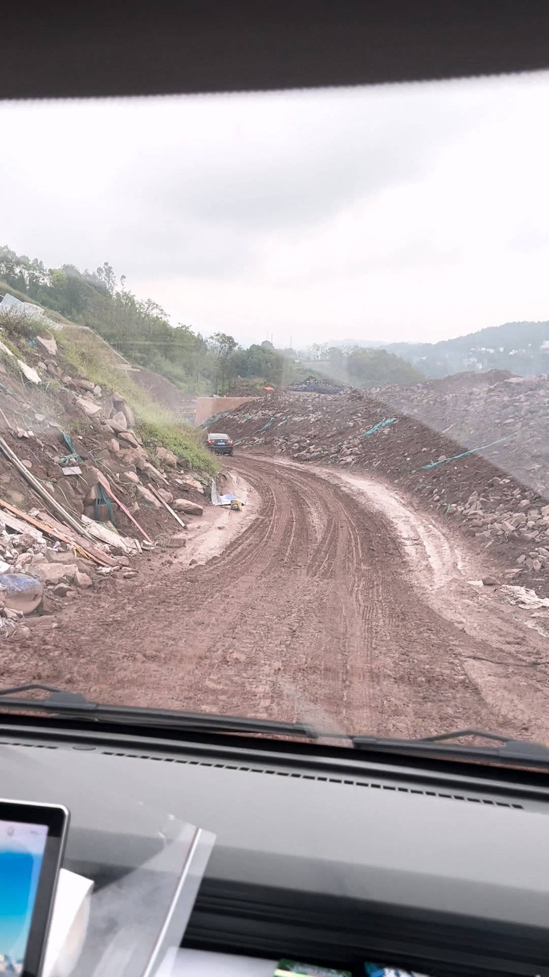 由于配送期间持续下雨,工地道路泥泞湿滑,车辆行驶难度明显增加。